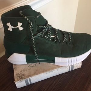 UNDER ARMOUR  MEN BASKETBALL SHOES